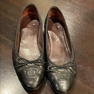 CHANEL Black Leather Ballet Flats with Bow Detail iconic CC logo